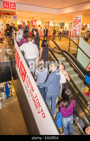 Sydney, Australien. 13. November 2014. Uniqlo-Flagship-Store in Sydney füllt mit Käufern, die nach der Store-Eröffnung. Bildnachweis: MediaServicesAP/Alamy Live-Nachrichten Stockfoto