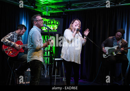 Bala Cynwyd, Pennsylvania, USA. 12. November 2014. Kanadische Indie-Rock Band Stars führen im Radio 104,5 Performance Theatre am 12. November 2014 in Bala Cynwyd, Pennsylvania, USA. Bildnachweis: Paul Froggatt/Alamy Live-Nachrichten Stockfoto