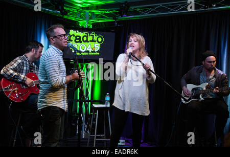 Bala Cynwyd, Pennsylvania, USA. 12. November 2014. Kanadische Indie-Rock Band Stars führen im Radio 104,5 Performance Theatre am 12. November 2014 in Bala Cynwyd, Pennsylvania, USA. Bildnachweis: Paul Froggatt/Alamy Live-Nachrichten Stockfoto