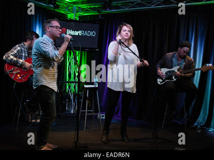 Bala Cynwyd, Pennsylvania, USA. 12. November 2014. Kanadische Indie-Rock Band Stars führen im Radio 104,5 Performance Theatre am 12. November 2014 in Bala Cynwyd, Pennsylvania, USA. Bildnachweis: Paul Froggatt/Alamy Live-Nachrichten Stockfoto