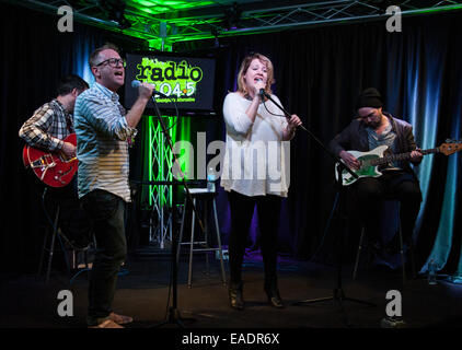 Bala Cynwyd, Pennsylvania, USA. 12. November 2014. Kanadische Indie-Rock Band Stars führen im Radio 104,5 Performance Theatre am 12. November 2014 in Bala Cynwyd, Pennsylvania, USA. Bildnachweis: Paul Froggatt/Alamy Live-Nachrichten Stockfoto