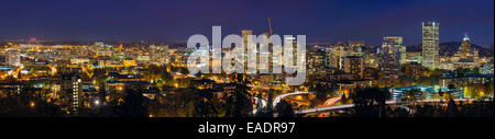 Portland Oregon Innenstadt Stadtbild und Autobahn am Abend blaue Stunde Panorama Stockfoto