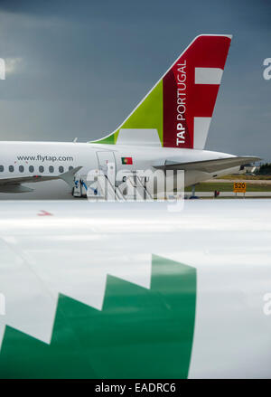 Portugiesische Fluggesellschaft TAP Flugzeug auf der Landebahn Sá Carneiro Flughafen in Porto, Portugal Stockfoto