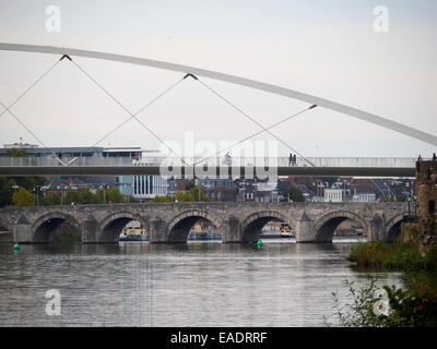 Die Hoge Brug und Sint Servaas Fußgänger und Fahrrad Brücken über die Maas in Maastricht, Niederlande, Europa Stockfoto