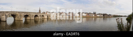 Panoramablick auf Sint Servaas Brücke über die Maas in Maastricht, Niederlande, Europa Stockfoto