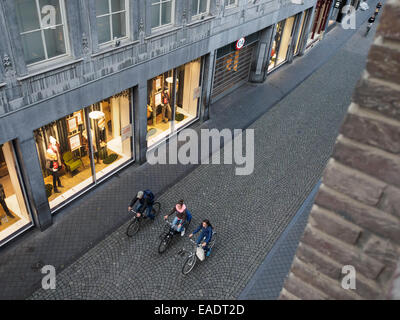 Draufsicht auf einen jungen Menschen auf ihren Fahrrädern auf Grote Staat Straße in Maastricht, Niederlande, Europa Stockfoto