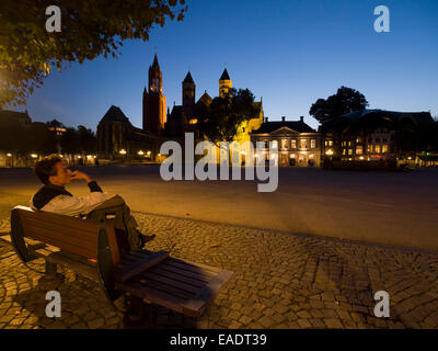 Nachtansicht der Basilika von St. Servatius und die St.-Johannes-Kathedrale auf dem Vrijthof-Platz in Maastricht, Niederlande Stockfoto