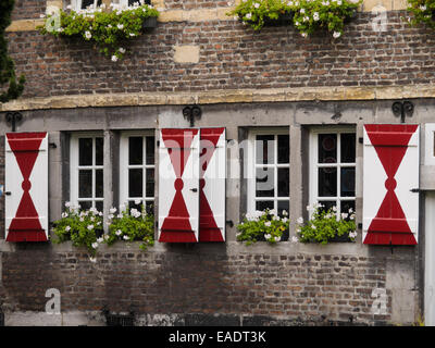 Holz Fenster Fensterläden rot angemalt und weiß auf einem Gebäude in Maastricht, Limburg, Niederlande Stockfoto