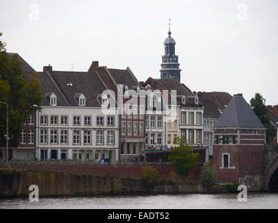 Reihe von Häusern von der Maas in Maastricht, Niederlande, Europa Stockfoto