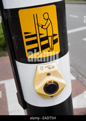 Schaltfläche "Fußgängerüberweg" in Maastricht, Niederlande Stockfoto