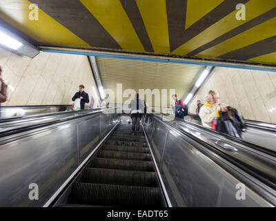 Menschen auf der Rolltreppe Stockfoto