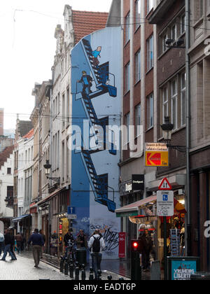 Fototapete mit Tim und Struppi und Kapitän Haddock cartoon Zeichnungen an einem Gebäude in Brüssel, Belgien Stockfoto