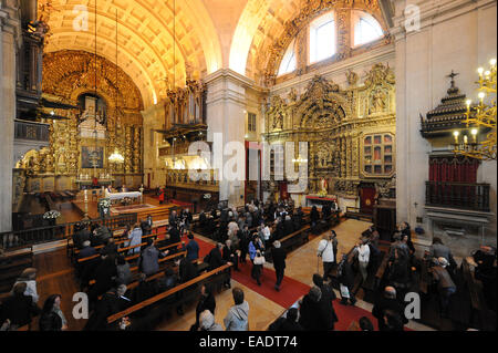 Katholische Messe in der Kathedrale Sé Nova in Coimbra, Portugal, Europa Stockfoto