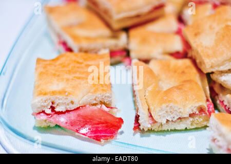 Freie warme Focaccia gefüllt mit Parmaschinken und Mayonnaise mit Kräutern gewürzt Stockfoto