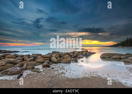 Meer mit einem Sonnenuntergang und den bewölkten Himmel Stockfoto