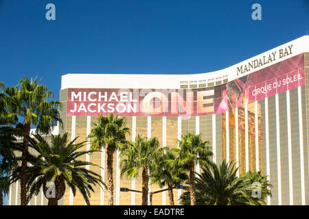 Das Mandalay Bay Hotel und Casino in Las Vegas, Nevada, USA, wohl am meisten unhaltbar Stadt der Welt, nutzt es Unmengen von Wasser mitten in der Wüste und große Mengen an Energie an das macht verschwenderischsten der Städte. Stockfoto