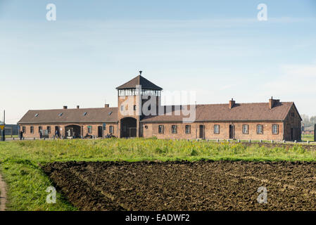 AUSCHWITZ, Polen - 25. Oktober 2014: Der Haupteingang des berüchtigten Auschwitz II-Birkenau, einem ehemaligen Nazi-Vernichtungslager Stockfoto