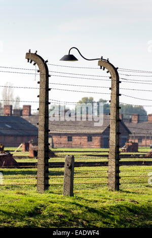 AUSCHWITZ, Polen - 25. Oktober 2014: Stacheldraht im Konzentrationslager Auschwitz war das größte der deutschen Nazi-konzen Stockfoto