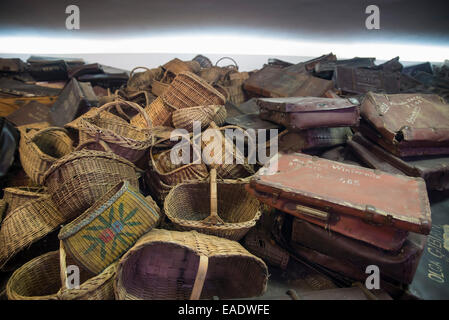 AUSCHWITZ, Polen - 25. Oktober 2014: Taschen der Opfer im Lager Auschwitz I, einem ehemaligen Nazi-Vernichtungslager in Auschwitz, Polen Stockfoto