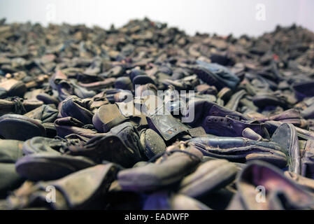 AUSCHWITZ, Polen - 25. Oktober 2014: Ausstellung der restlichen Habseligkeiten (Schuhe) der Menschen in Auschwitz, ein ehemaliger getötet Stockfoto
