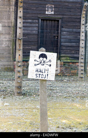 AUSCHWITZ, Polen - 25. Oktober 2014: Warnzeichen vor einem Elektrozaun im KZ Auschwitz Stockfoto