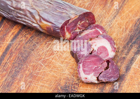 gehackte Pferd Fleisch Wurst Kazi auf Holz Schneidebrett Stockfoto