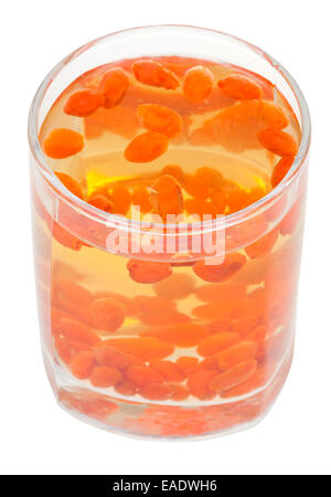 Vorbereitung der Goji-Beere Tinktur - Glas mit Goji Beeren Infusion isoliert auf weißem Hintergrund Stockfoto