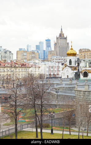 Moskau-Stadtansicht mit Kirche, Moscow City und Kudrinskaya Square-Hochhaus in Herbsttag Stockfoto