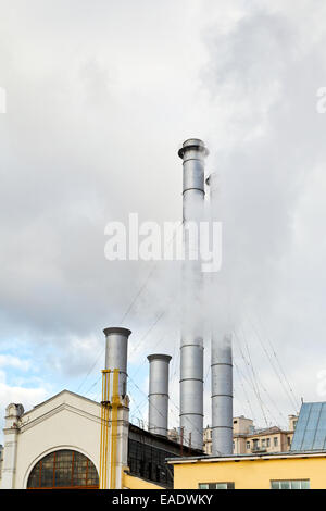 Rauch aus Schornsteinen Fernheizwerk in Herbsttag Stockfoto