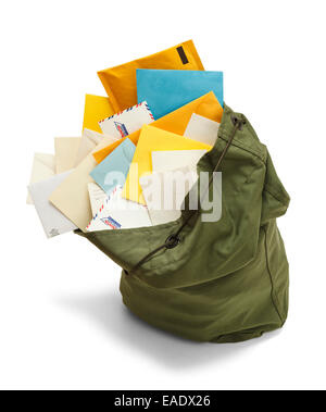 Große grüne Mail Bag mit Umschlägen verschütten isoliert auf weißem Hintergrund. Stockfoto