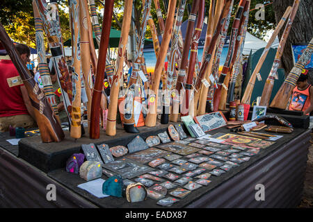 Didgeridoos und Gemälde zum Verkauf am Mindil Beach Sunset Markets, Darwin, Northern Territory, Australien Stockfoto