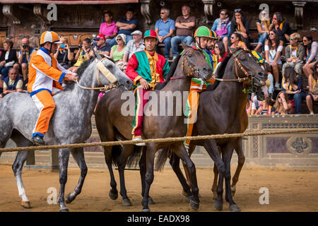 Jockeys für den Start der Palio di Siena Pferderennen auf der Piazza del Campo, Siena, Toskana, Italien warten Stockfoto