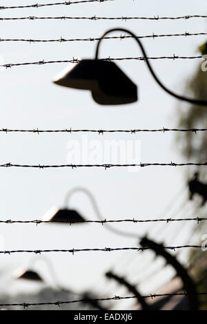 AUSCHWITZ, Polen - 25. Oktober 2014: Stacheldraht im Konzentrationslager Auschwitz war das größte der deutschen Nazi-konzen Stockfoto