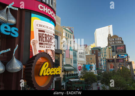 New York City am Las Vegas Boulevard, Las Vegas, Nevada, USA, wohl am meisten unhaltbar Stadt der Welt, nutzt es Unmengen von Wasser mitten in der Wüste und große Mengen an Energie an das macht verschwenderischsten der Städte. Stockfoto