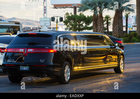 Eine Stretch-Limousine am Las Vegas Boulevard, Nevada, USA, wohl am meisten unhaltbar Stadt der Welt, nutzt es Unmengen Stockfoto