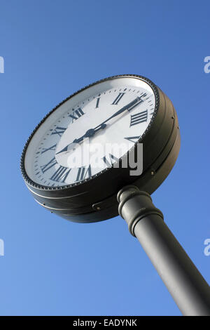 Straßenuhr zeigt 09:15 gegen blauen Himmel Stockfoto