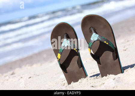 Paar Riemen setzen im Sand am Sommerstrand Stockfoto