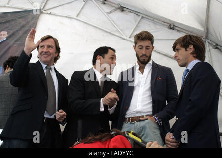 Bogota, Kolumbien. 12. November 2014. Die spanischen Torero Julian Lopez (R) "el Juli", beteiligt sich an einer Demonstration in Santamaria Stierkampfarena in Bogota, Hauptstadt von Kolumbien, am 12. November 2014. Die Toreros protestierten gegen ein gewisses Maß an Bogotá Bürgermeister Gustavo Petro, die entschieden nicht zu verlängern den Vertrag an die Taurin Corporation von Bogota, eine private Einrichtung, die die Santamaria Stierkampfarena verwaltet. © Deutsche Enciso/COLPRENSA/Xinhua/Alamy Live-Nachrichten Stockfoto