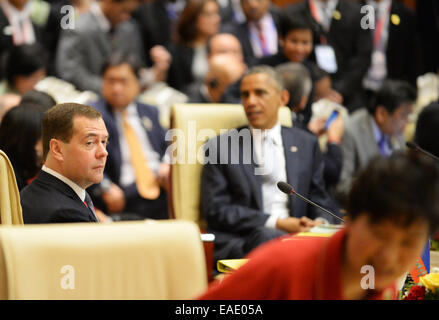 Nay Pyi Taw. 13. November 2014. Der russische Premierminister Dmitry Medvedev (1. L), US-Präsident Barack Obama (2 L) und südkoreanischen Präsidenten Park Geun-Hye (vorne) an der 9. East Asia Summit in Nay Pyi Taw, Myanmar. Die 9. East Asia Summit fand hier am Donnerstag statt. Bildnachweis: Ma Ping/Xinhua/Alamy Live-Nachrichten Stockfoto