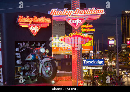 Das Harley Davidson Cafe am Las Vegas Boulevard in der Abenddämmerung, Las Vegas, Nevada, USA, wohl am meisten unhaltbar Stadt der Welt, nutzt es Unmengen von Wasser mitten in der Wüste und große Mengen an Energie an das macht verschwenderischsten der Städte. Stockfoto