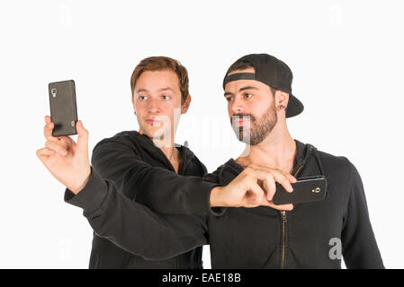 Zwei Jungs in den Zwanzigern, die Spaß mit selfies Stockfoto
