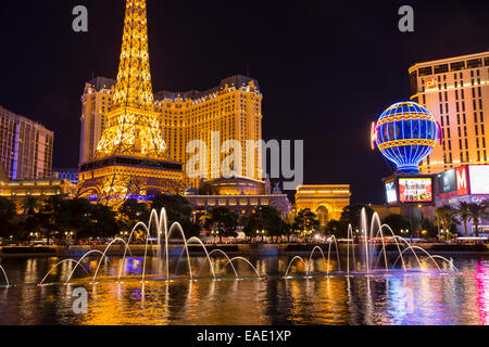 Die Bellagio Springbrunnen am Las Vegas Boulevard in der Abenddämmerung, Las Vegas, Nevada, USA, wohl am meisten unhaltbar Stadt der Welt, nutzt es Unmengen von Wasser mitten in der Wüste und große Mengen an Energie an das macht verschwenderischsten der Städte. Stockfoto