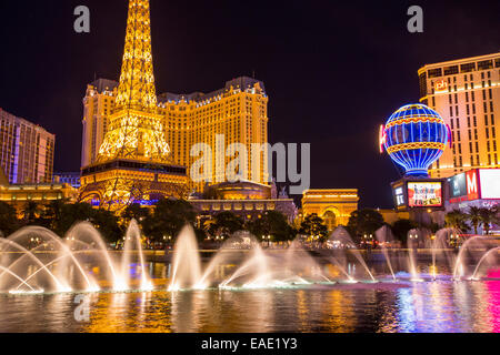 Die Bellagio Springbrunnen am Las Vegas Boulevard in der Abenddämmerung, Las Vegas, Nevada, USA, wohl am meisten unhaltbar Stadt der Welt, nutzt es Unmengen von Wasser mitten in der Wüste und große Mengen an Energie an das macht verschwenderischsten der Städte. Stockfoto