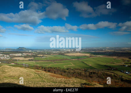 Edinburgh und Arthurs Seat aus Caerketton, die Pentland Hills, die Pentland Hills Regional Park, Lothian Stockfoto