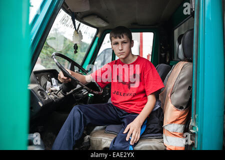 Mensur Ahmic, ein 12 Jahre alter Junge Väter LKW warten auf Stierkampf. Die Mensur Vater Nezir Zire Ahmic ist der Besitzer des Bull Jelenko. Stockfoto