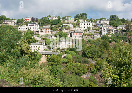 EPIRUS, GRIECHENLAND. Die Hügel Dorf der Vitsa im Pindhos National Park. 2014. Stockfoto