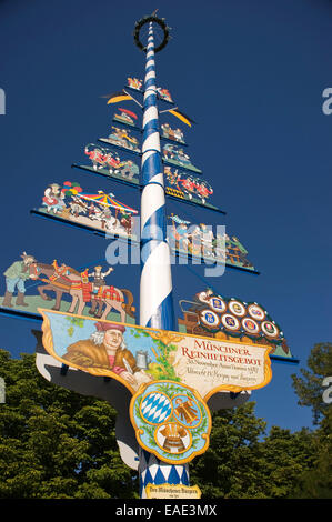 Maibaum am Viktualienmarkt quadratisch mit der Erklärung von dem Münchner Reinheitsgebot von 1487, Altstadt, München Stockfoto