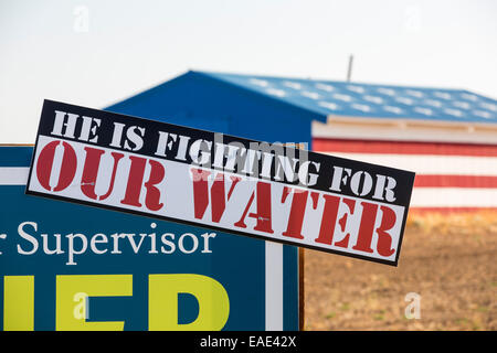 Eine patriotische Landwirte Scheune in der Nähe von Fresno, Kalifornien, USA, mit einem Politiker Poster. Stockfoto