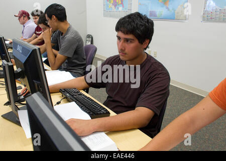 Erreichen Sie Early College High School in McAllen, Texas auf dem Campus der South Texas College. Stockfoto