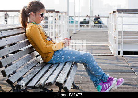 Porträt eines Mädchens mit einem Handy in der Hand. Stockfoto